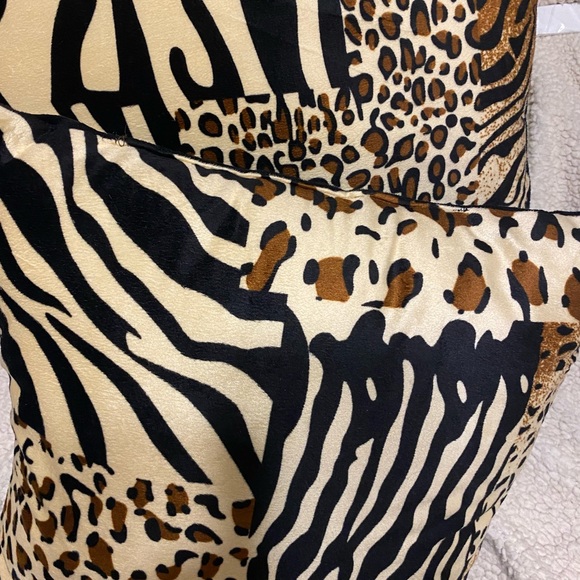 Throw Pillows Set of 3 Animal Print EUC - Picture 6 of 14